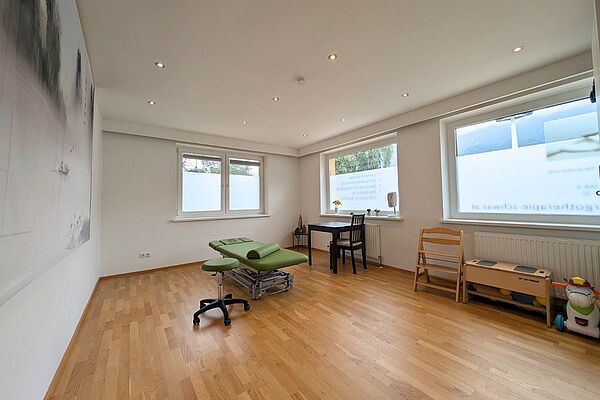 Großzügige & Helle Geschäfts- und Praxisfläche mit 3 Stellplätzen