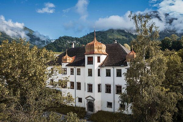 Schloss Achenrain in Kramsach, Tirol: Historisches Juwel zur Miete oder Baurecht